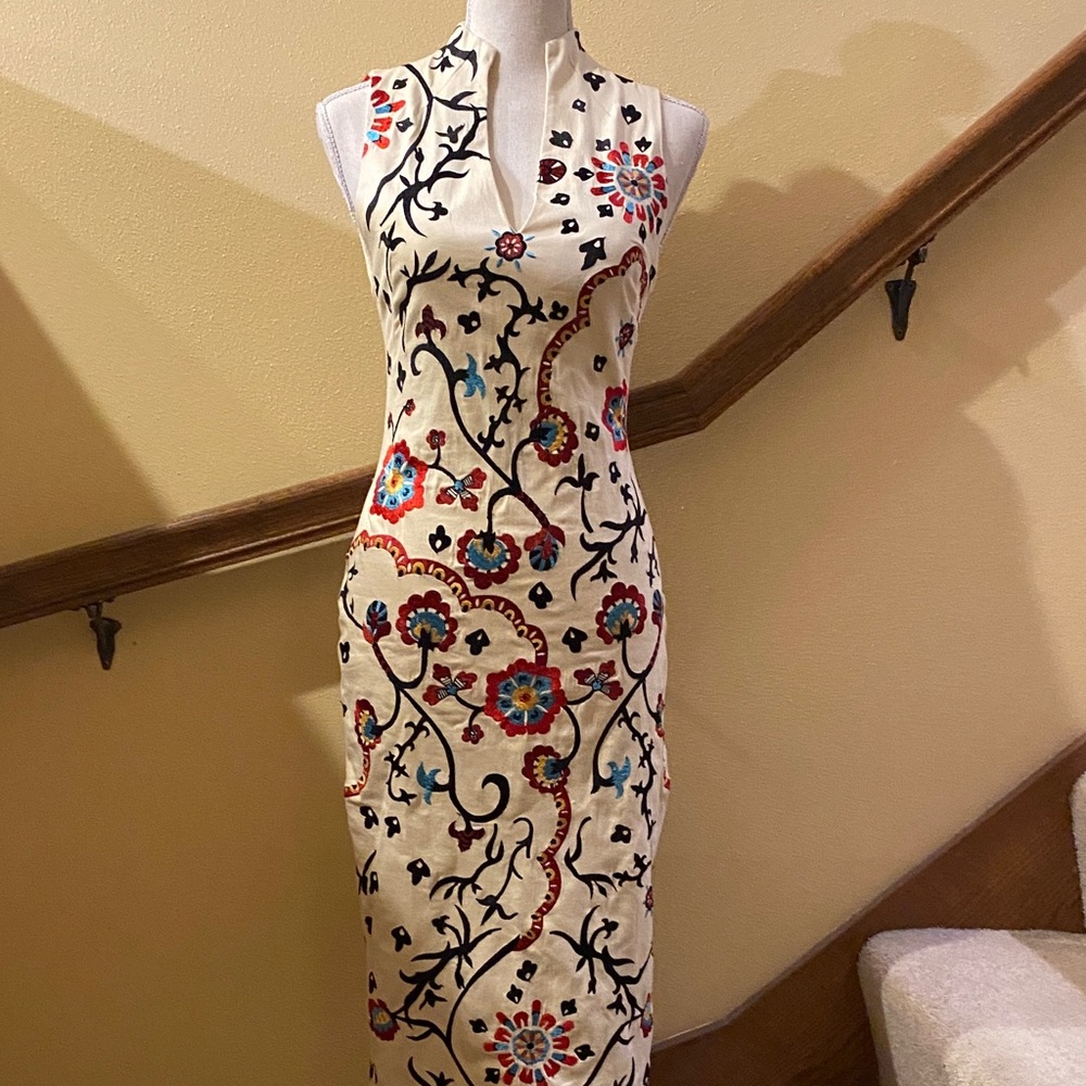 Alice + Olivia Sleeveless Midi Dress with Embroidered Floral Design